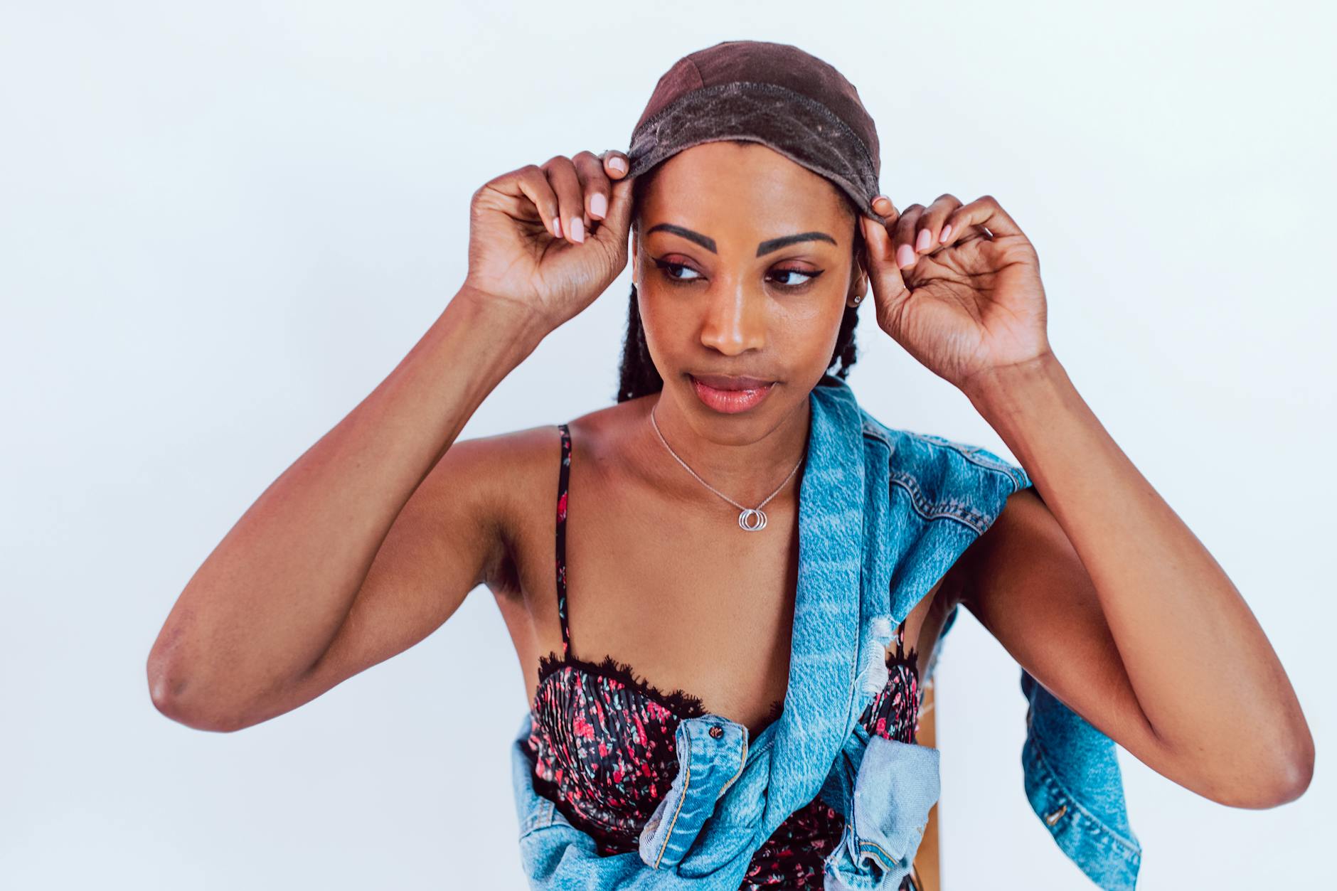 Młoda kobieta poprawia perukę, dbając o wygodne ułożenie na głowie