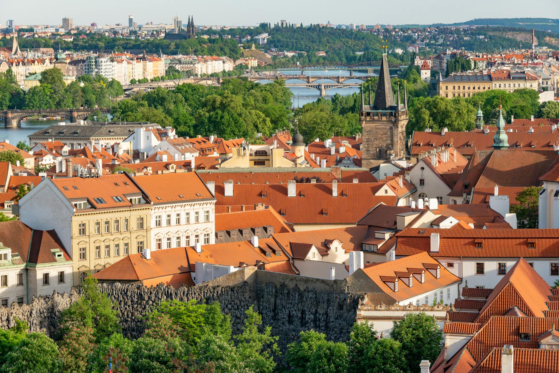 Panorama Pragi z lotu ptaka z czerwonymi dachami i Wełtawą