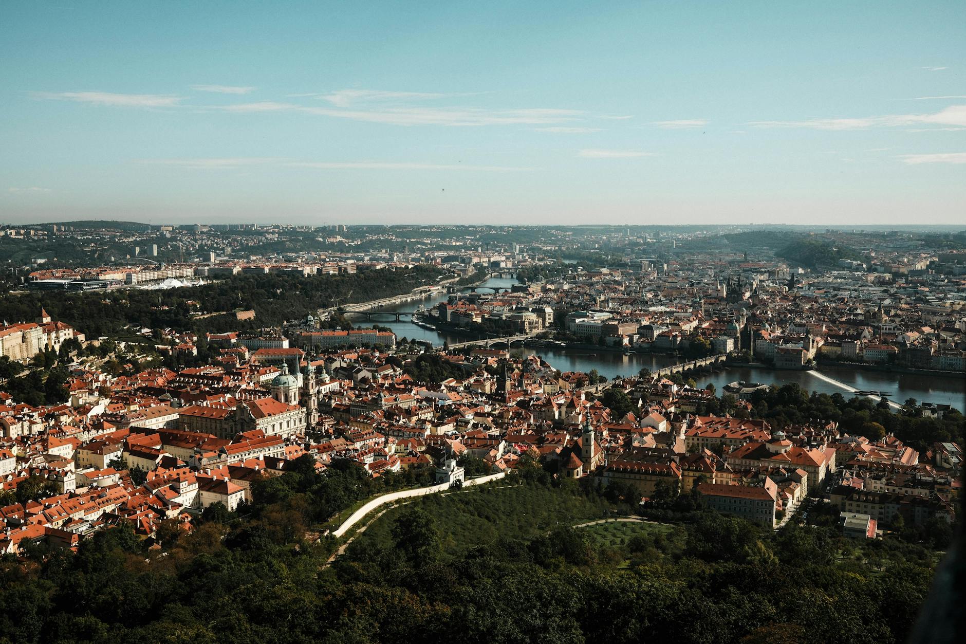 Panorama Pragi z lotu ptaka z Mostem Karola nad Wełtawą