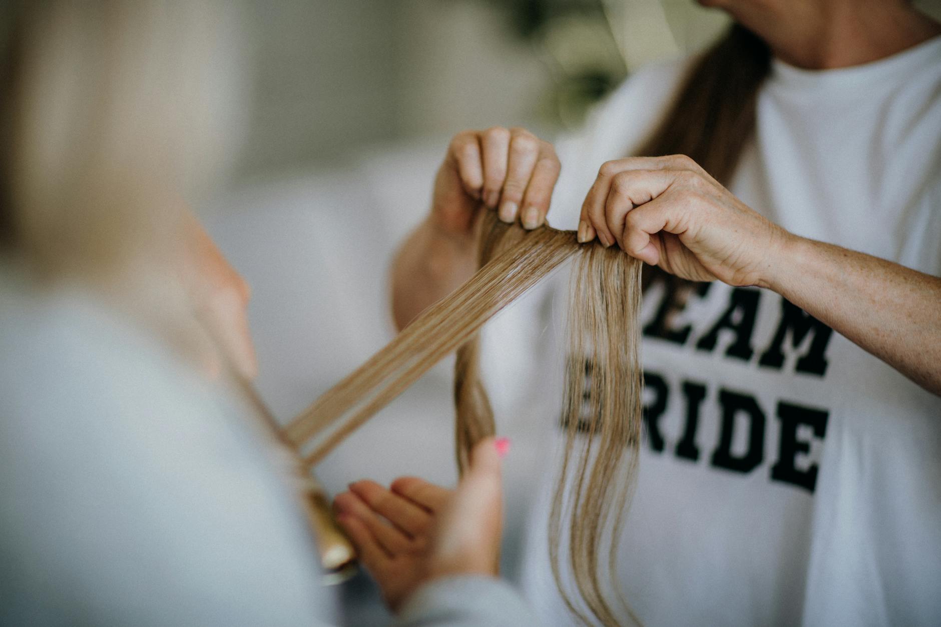 Stylista upina długie włosy panny młodej przed ślubem