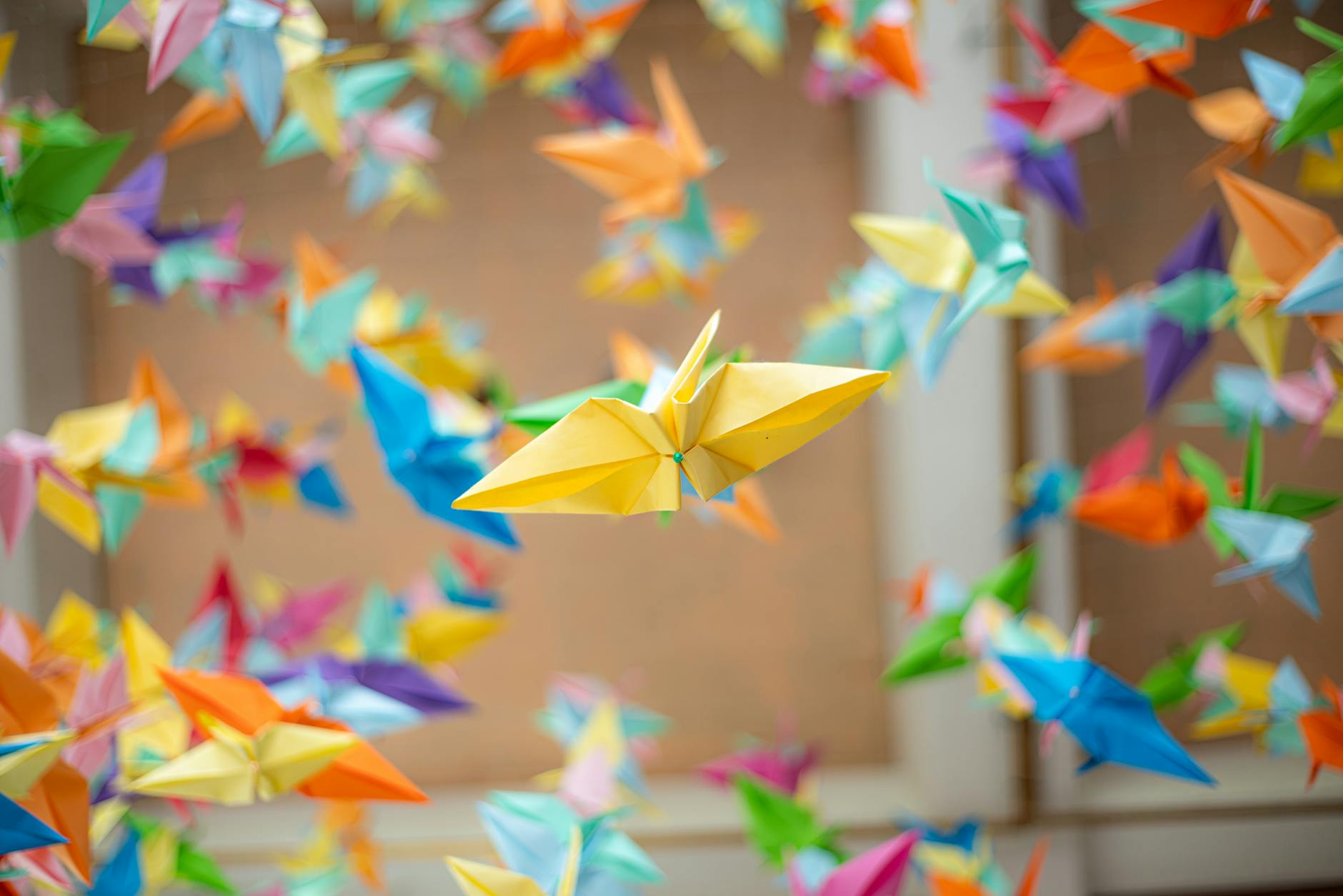 Wiszące kolorowe żurawie origami jako inspiracja do składania modułów
