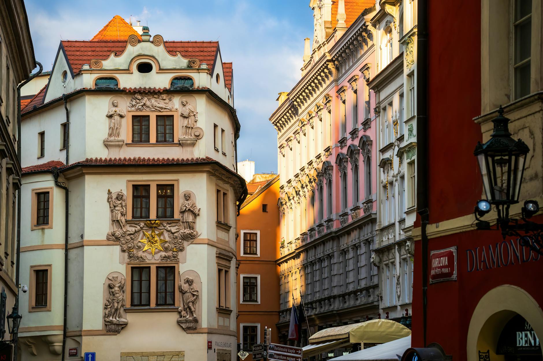 Weekend w Pradze – praktyczny przewodnik po najciekawszych atrakcjach i ukrytych zakątkach miasta Złociste kamienice przy urokliwej uliczce w centrum Pragi